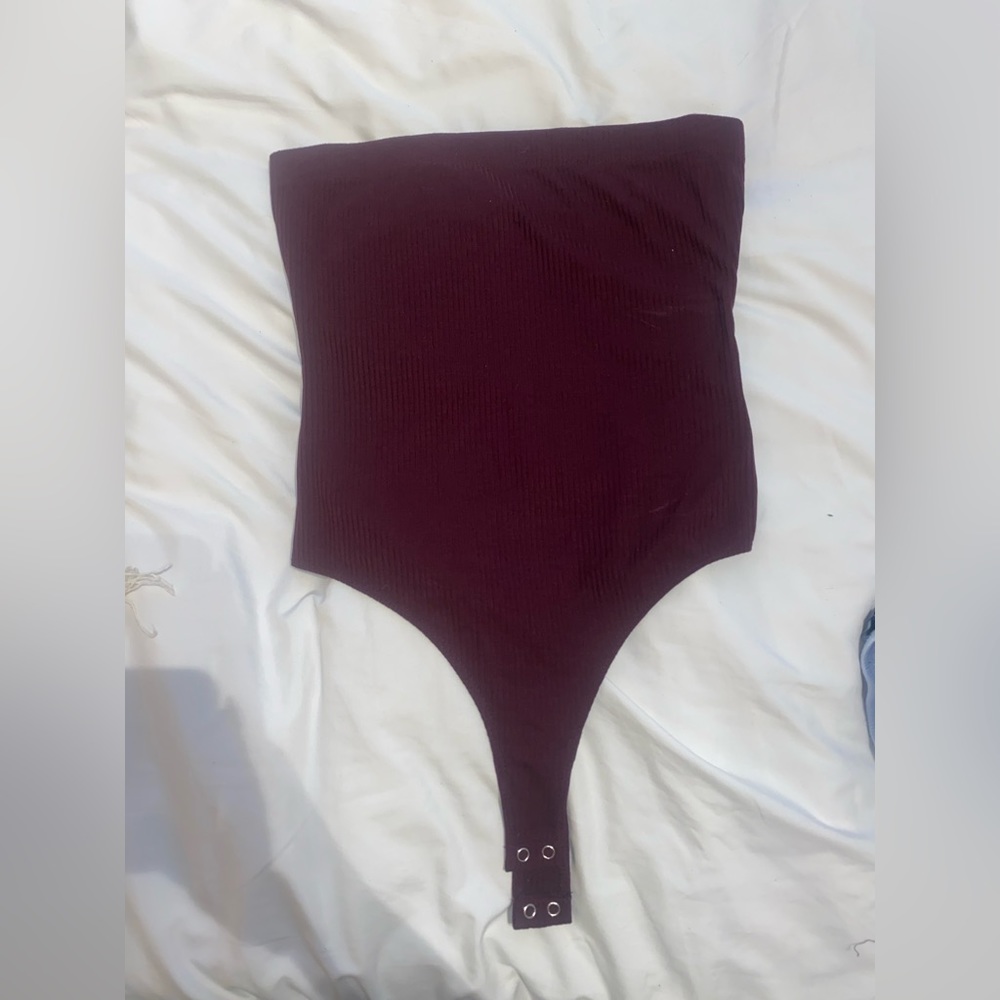 Fashion nova body suit size M in maroon never worn
